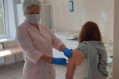    Сотрудник прививочного кабинета ОСП №1 Подольской ОКБ на ул.Кирова, 27 за работой © Пресс-служба Министерства здравоохранения Московской области