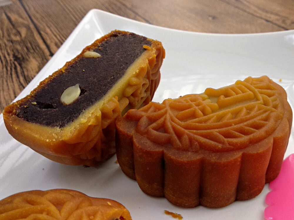 Источник фото: https://mykitchen101en.com/making-traditional-red-bean-mooncake/