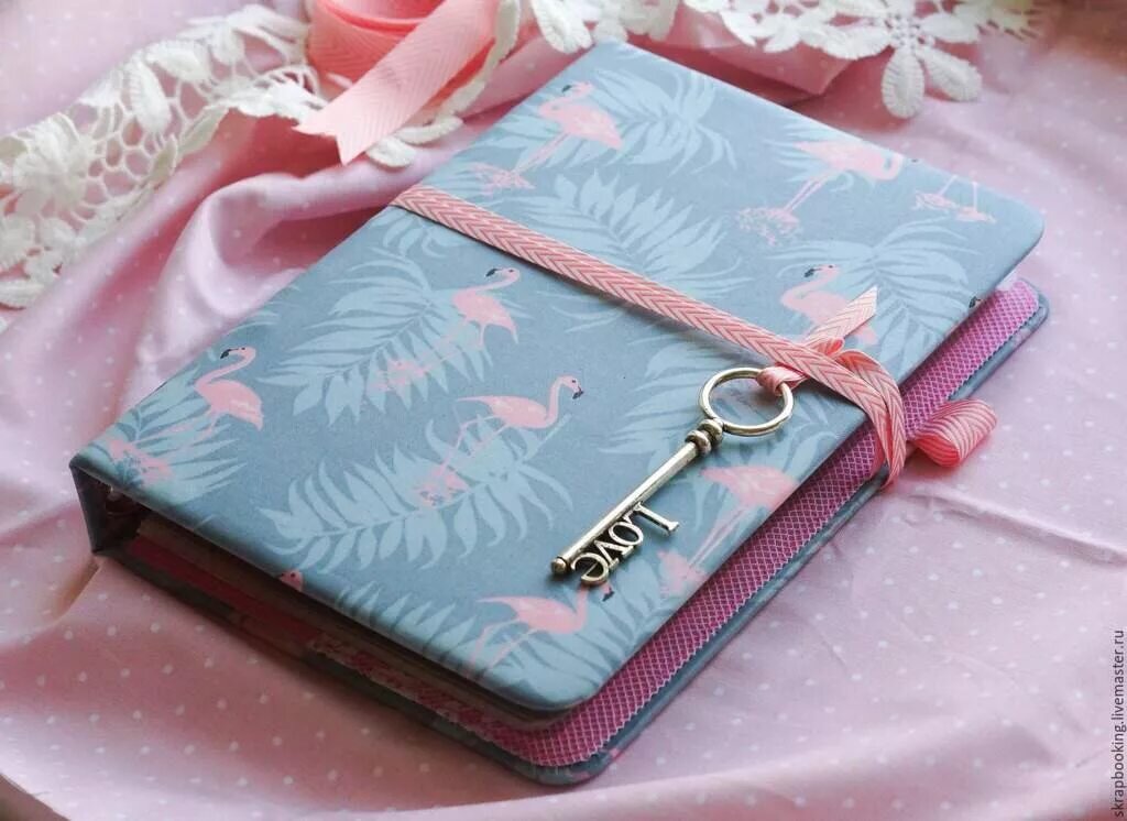 Поэтому рекомендуется взять красивую тетрадь или блокнот, а также подобрать красивую ручку и уединиться в месте, где вас никто не сможет побеспокоить. 