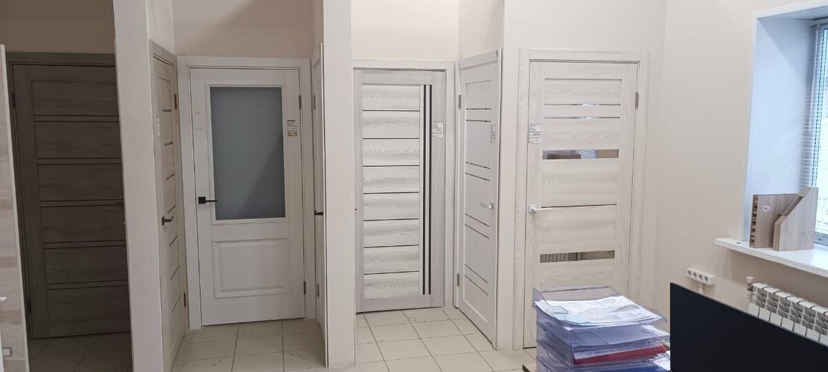 Выставка межкомнатных дверей в магазине в Архангельске