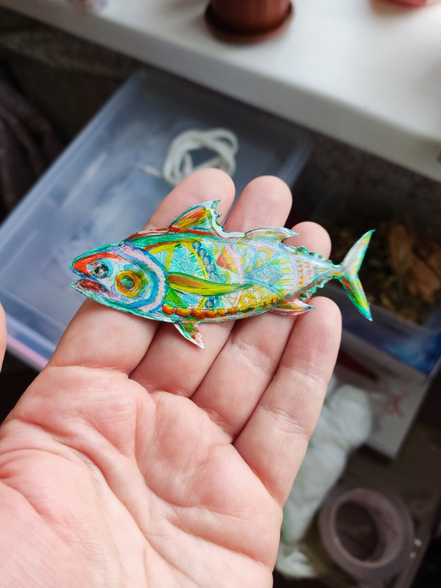 Фантастическая рыбка. Слой положен на второй стадии загустения смолы. Жидкий мед. Работа автора