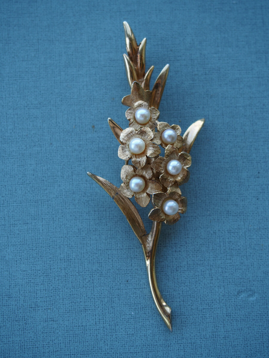 Фото автора. В 60-е годы Марселем Буше была создана цветочная серия украшений, где каждому месяцу был посвящен определенный цветок. Серия состоит из 13 брошей с клипсами.