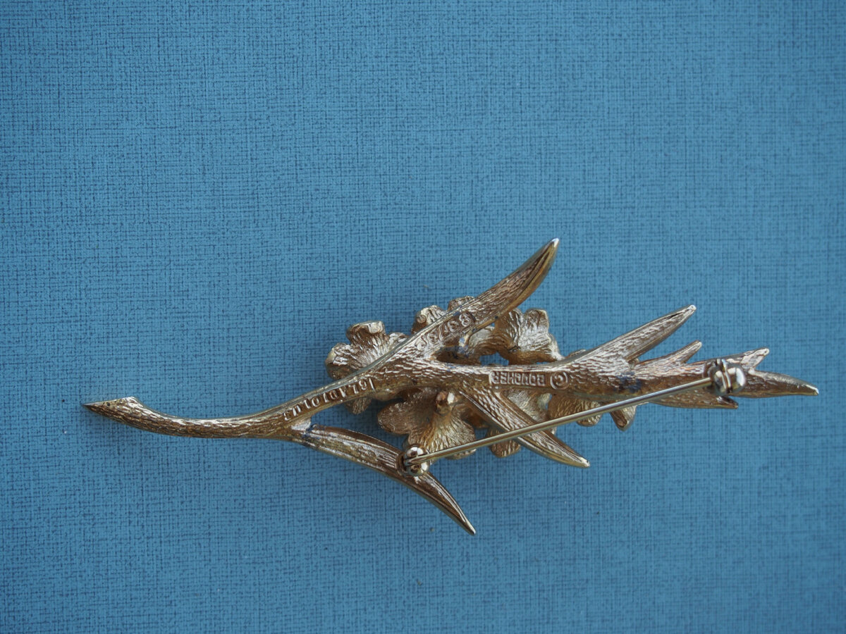 Фото автора. .Элегантный Гладиолус стал цветком августа. . Как все изделия Мастера, брошь великолепна и безупречна, словно живая. Сочетание брашированного и полированного металла спокойного золотого тона, 6 натуральных жемчужин.