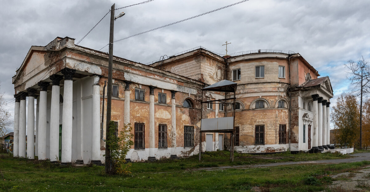 Свято-Троицкий храм поселка Билимбай. Слева центральный вход в храм и притвор, над которым раньше возвышалась колокольня. Справа ‒ ныне действующий вход через разрушенный Богоявленский придел.