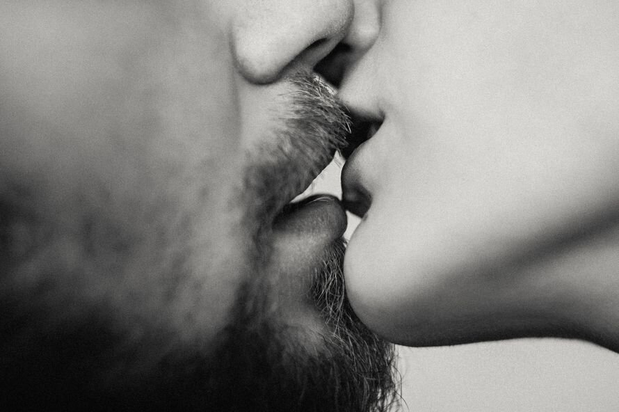 Целует сильнее. Красивый поцелуй. Красивый поцелуй в губы. Фото любовь поцелуй. Три поцелуя.