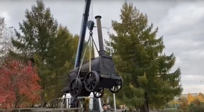  В четверг, 28 сентября, Нижне-Выйский сквер в Нижнем Тагиле украсили новым арт-объектом в виде скульптуры паровоза Черепановых.