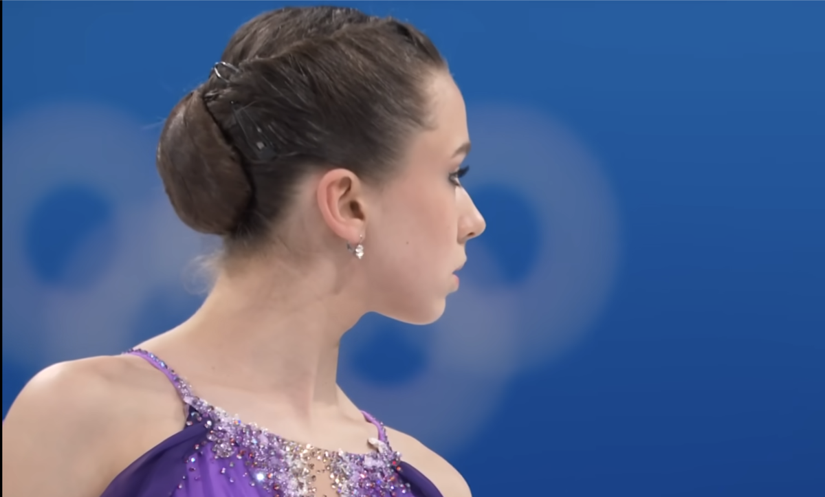 Камила Валиева во время командного турнира на Олимпиаде.