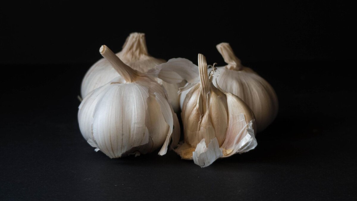    Наслаждайтесь чесноком, не источая вонь: просто обработайте его так© Unsplash | Bryam Blanco