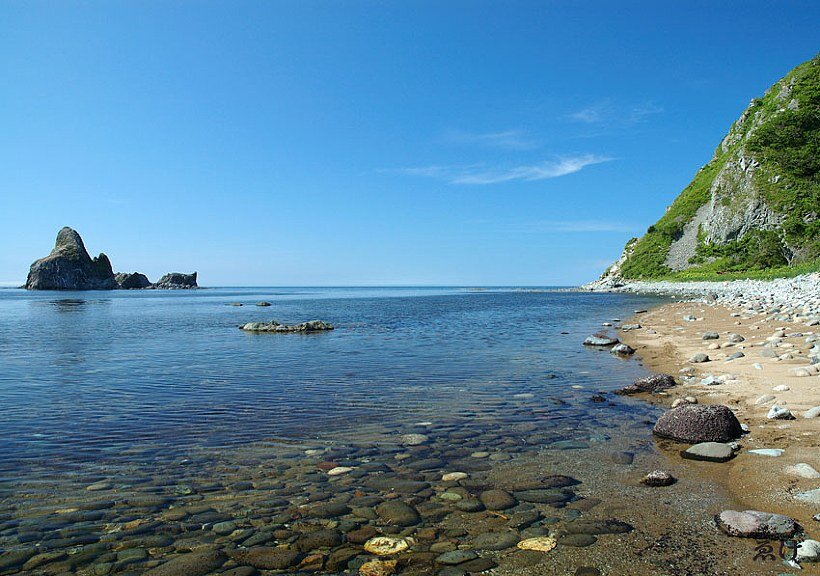 Побережья сахалина. Берег Охотского моря. Охотское море Сахалин. Охотское море Охотск пляж. Мыс Охотского моря.