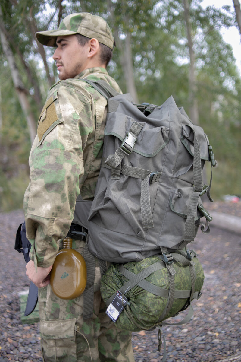 Походный рюкзак в расцветке хаки вместит в себя все необходимое оборудование для очистки воды. 