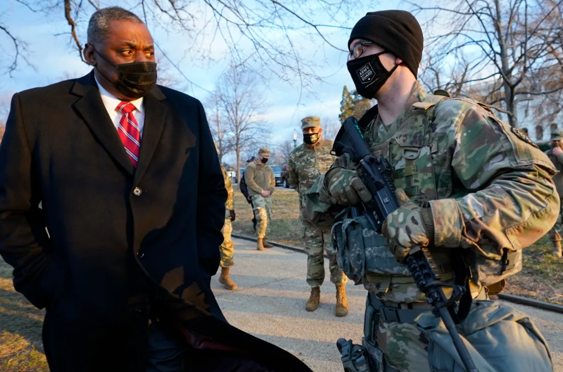 Ллойд остин что случилось. Ллойд Остин. Us Defense secretary Остин Исраил. Ллойд Остин и солдаты. Military extremist masked