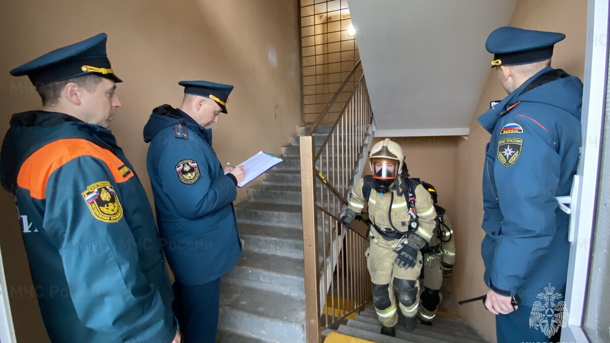    В Югре спасатель поднялся на 25 этаж менее чем за 4 минуты