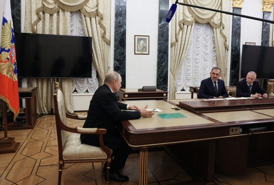    Президент РФ Владимир Путин и полковник в отставке Андрей Трошев (справа)