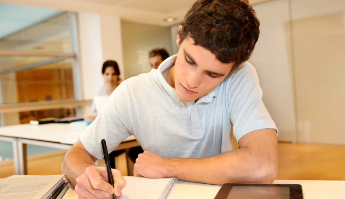 Are you a school student. Студент пишет. Старшеклассник. Студент на экзамене. Человек старшеклассник.