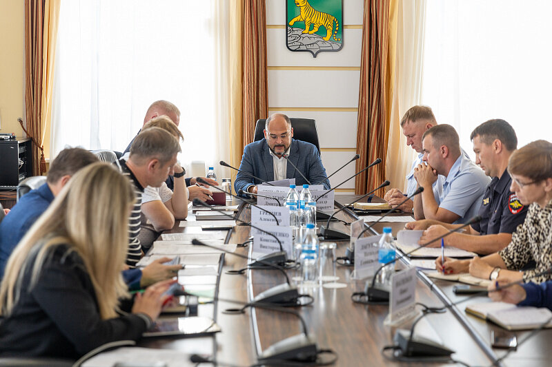 Глава Владивостока Константин Шестаков ведет совещание о фото и видеофиксации ПДД на трассах города