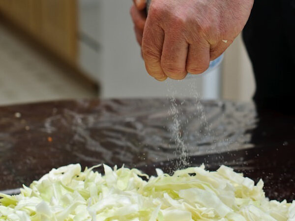 Квашеная капуста — рецепт классический и привычный для русской кухни. Этот рецепт немного отличается от классического варианта по ингредиентам и по вкусу (спойлер: намного лучше!-8