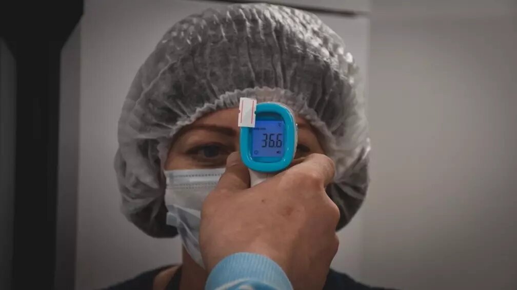     В школах по всей России детей должны отправить на карантин, если инфекцией заболели не менее 20% класса или учебного заведения. Об этом сообщили в пресс-службе Роспотребнадзора.