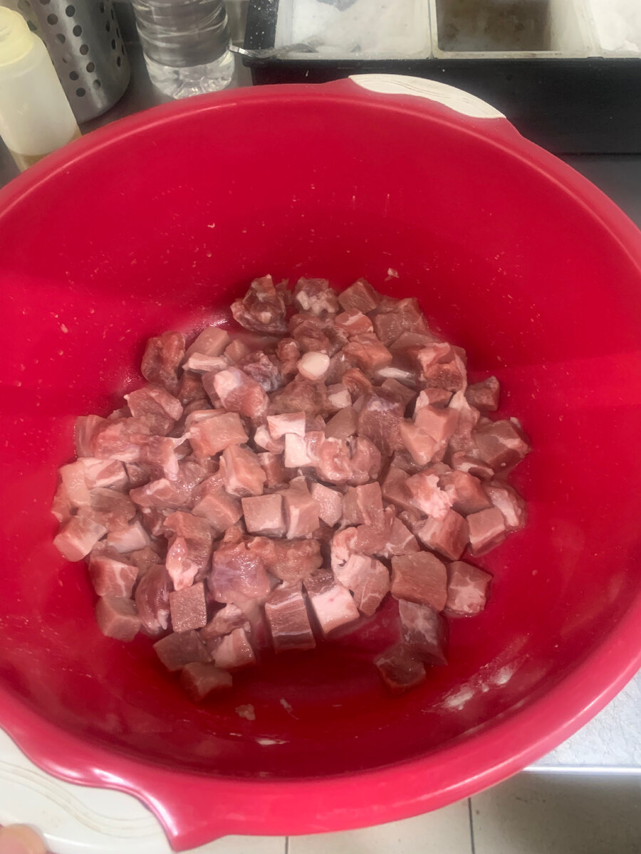 свинину (500гр) порезать средним кубиком и замочить (15 мин) слегка кукурузным крахмалом и содой (по 1 ч ложки).