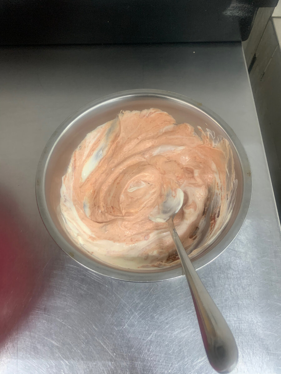 перемешать томатную пасту (1 ст ложка) и сметану (2 ст ложки).