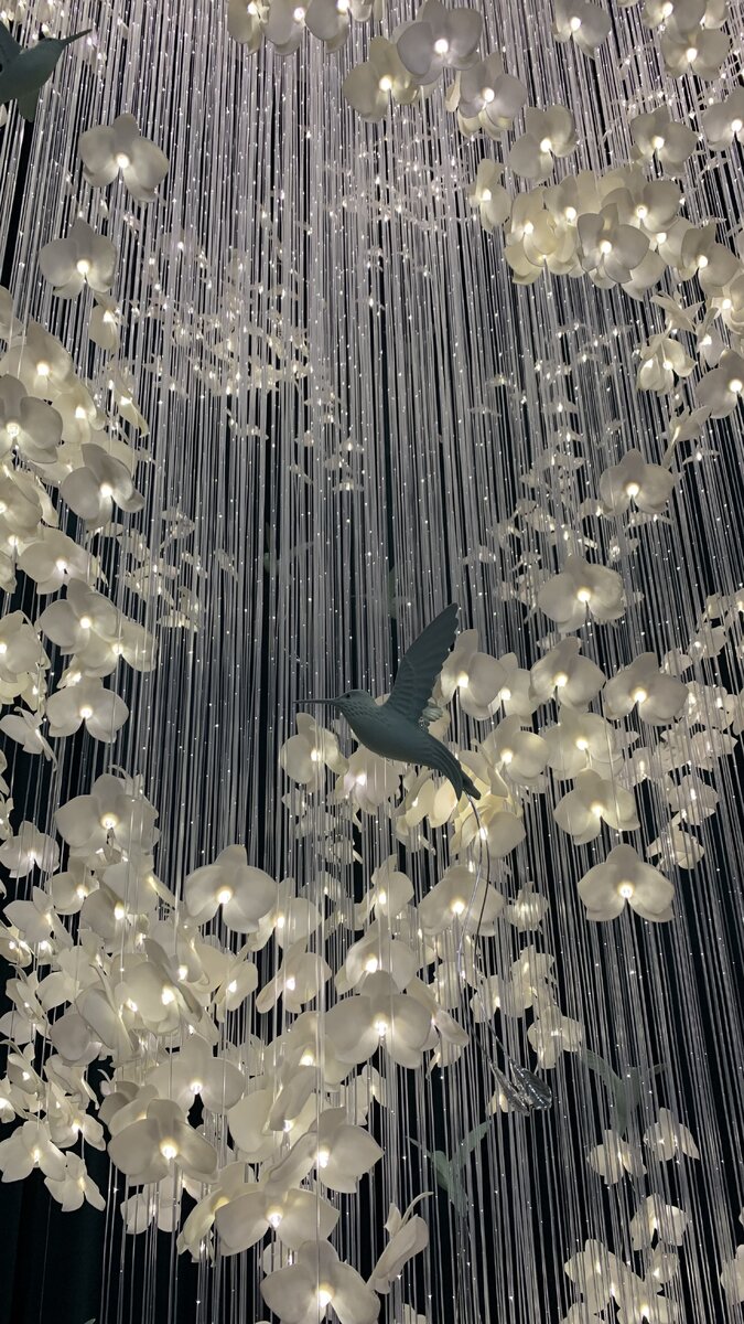 Совершенно нереальная люстра с фарфоровыми орхидеями и птичками