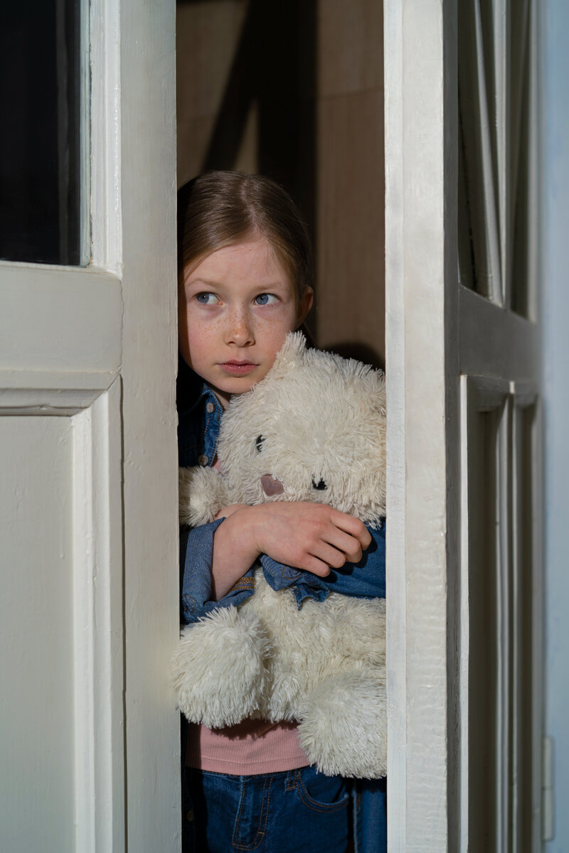 Изображение от <a href="https://ru.freepik.com/free-photo/view-of-young-child-suffering-from-abuse_39427844.htm#page=3&query=%D0%B3%D1%80%D1%83%D1%81%D1%82%D0%BD%D0%B0%D1%8F%20%D0%B4%D0%B5%D0%B2%D0%BE%D1%87%D0%BA%D0%B0%20%D0%BB%D0%B5%D1%82%20%D0%BF%D1%8F%D1%82%D0%B8&position=21&from_view=search&track=ais">Freepik</a>