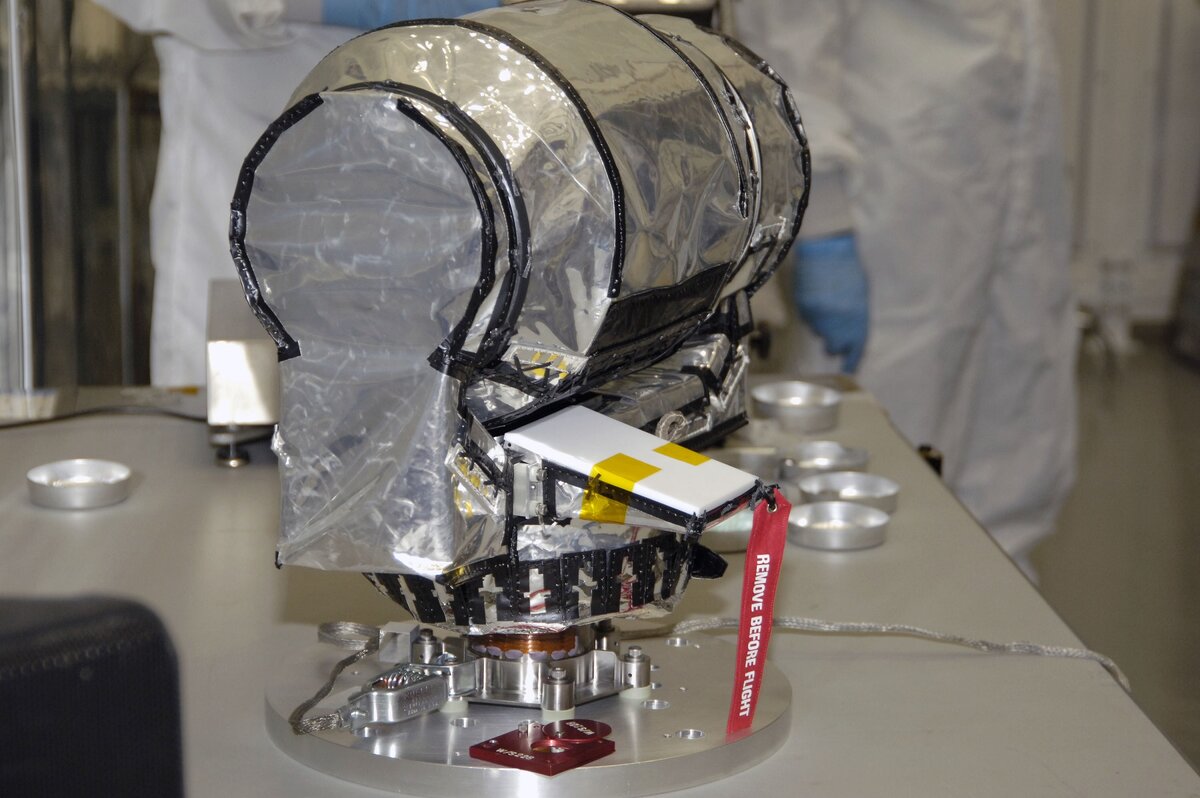 Diviner Lunar Radiometer Experiment - этот инструмент на борту лунного орбитального аппарата LRO специализируется на измерении температуры лунной поверхности, предоставляя подробные температурные карты Луны.