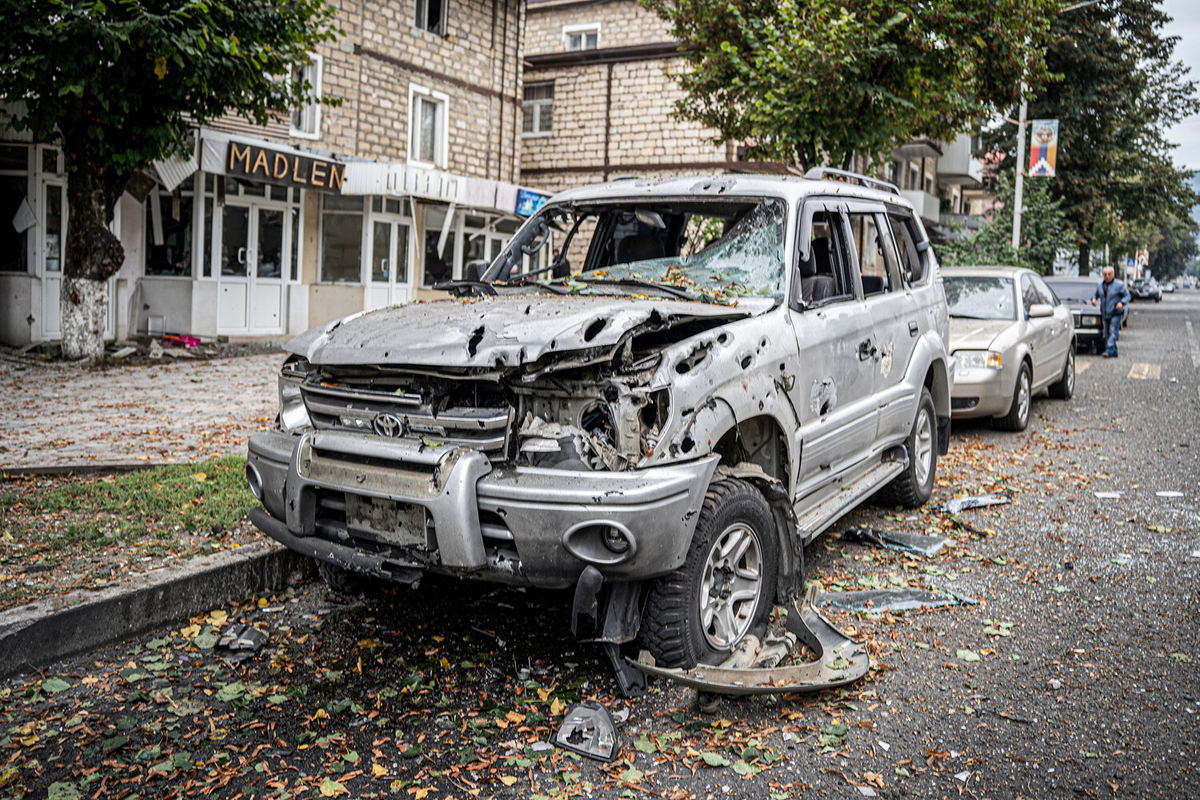 Автомобиль, пострадавший в результате обстрела в Степанакерте, 20 сентября 2023 года / Фото: Айк Арутюнян/РИА Новости