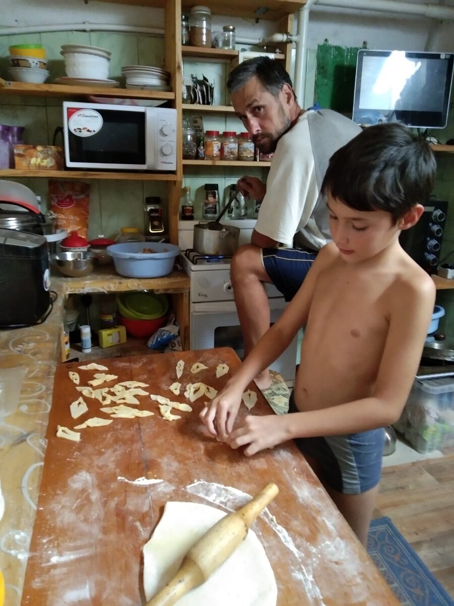 Максим с папой готовят хворост для ярмарки в школу)))