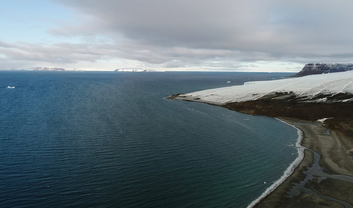 Самое теплое из арктических морей. Мыс Гранта, о. земля Георга фото.