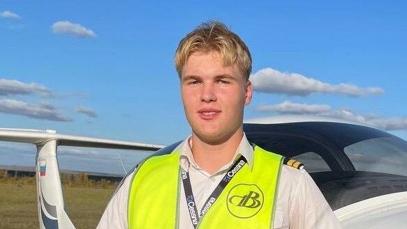     Названа причина экстренной посадки одномоторного самолета Diamond DA40 в кукурузном поле: 20-летнему курсанту пришлось выбирать поле из-за полной остановки винта. Пилот смог быстро сориентироваться и увести лайнер от города. Судно остановилось в нескольких метрах от линии электропередачи.