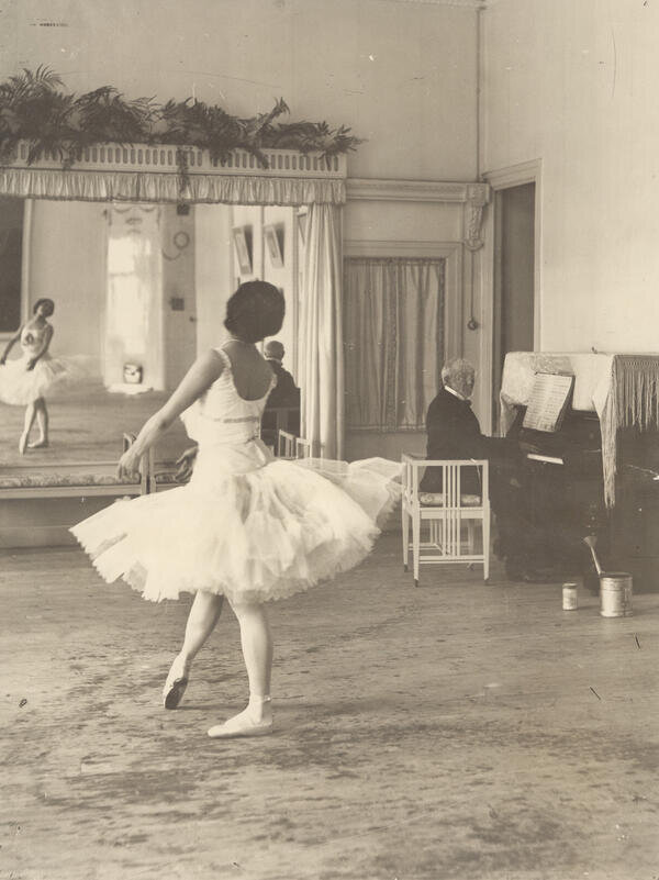 Итальянский балетмейстер Энрико Чекетти аккомпанирует Анне Павловой