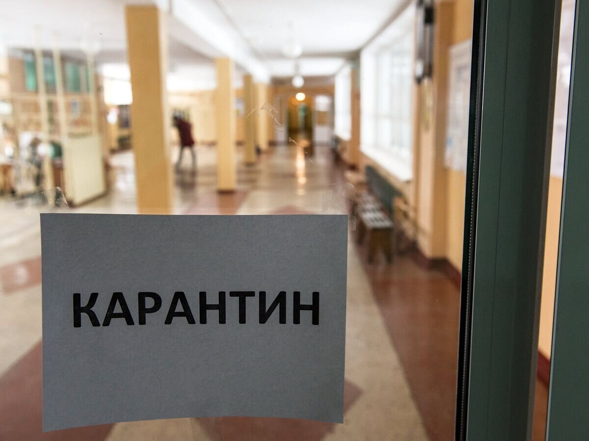    Объявление о карантине на дверях одной из школ Омска© РИА Новости / Алексей Мальгавко