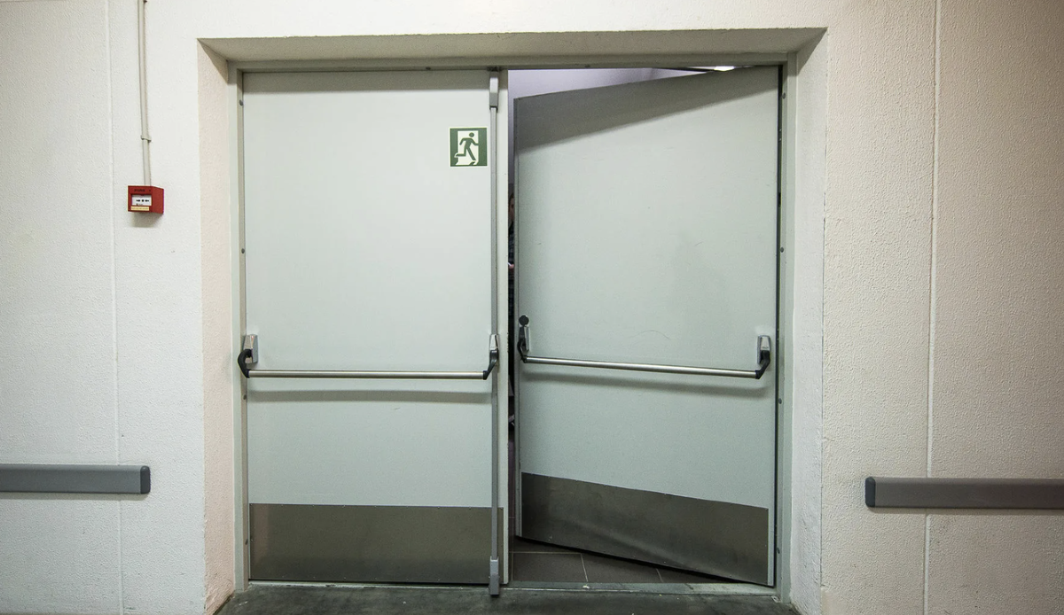 Эвакуационные двери должны открываться. Эвакуационные двери антипаника. Противопожарные двери с антипаникой. Эвакуационные двери 210 135. Двери для производственных помещений.