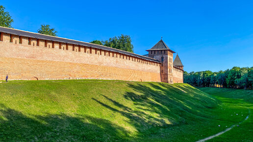 Уникальный памятник истории в Великом Новгороде и очень красивое место, которое обязательно нужно посетить!