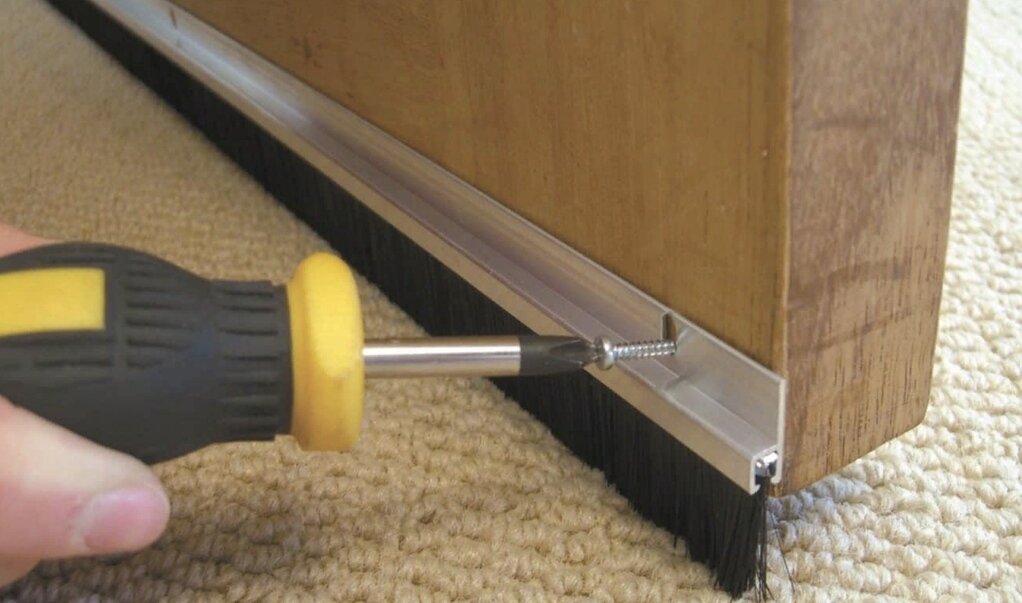 Уплотнитель для дверей входных. Дверные утеплители для щелей. Уплотнитель для дверей входных для шумоизоляции. Утеплитель на дверь в парилку. Монтаж деревянной двери.