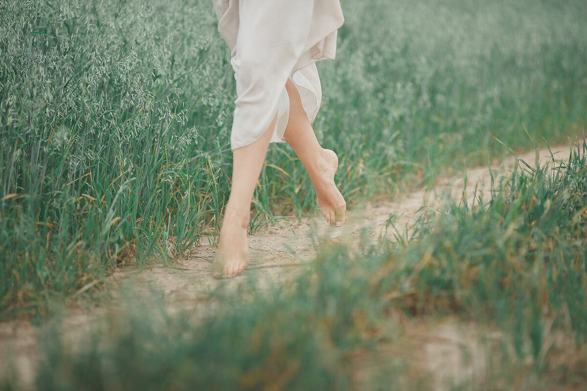 Девушка бежит по тропинке