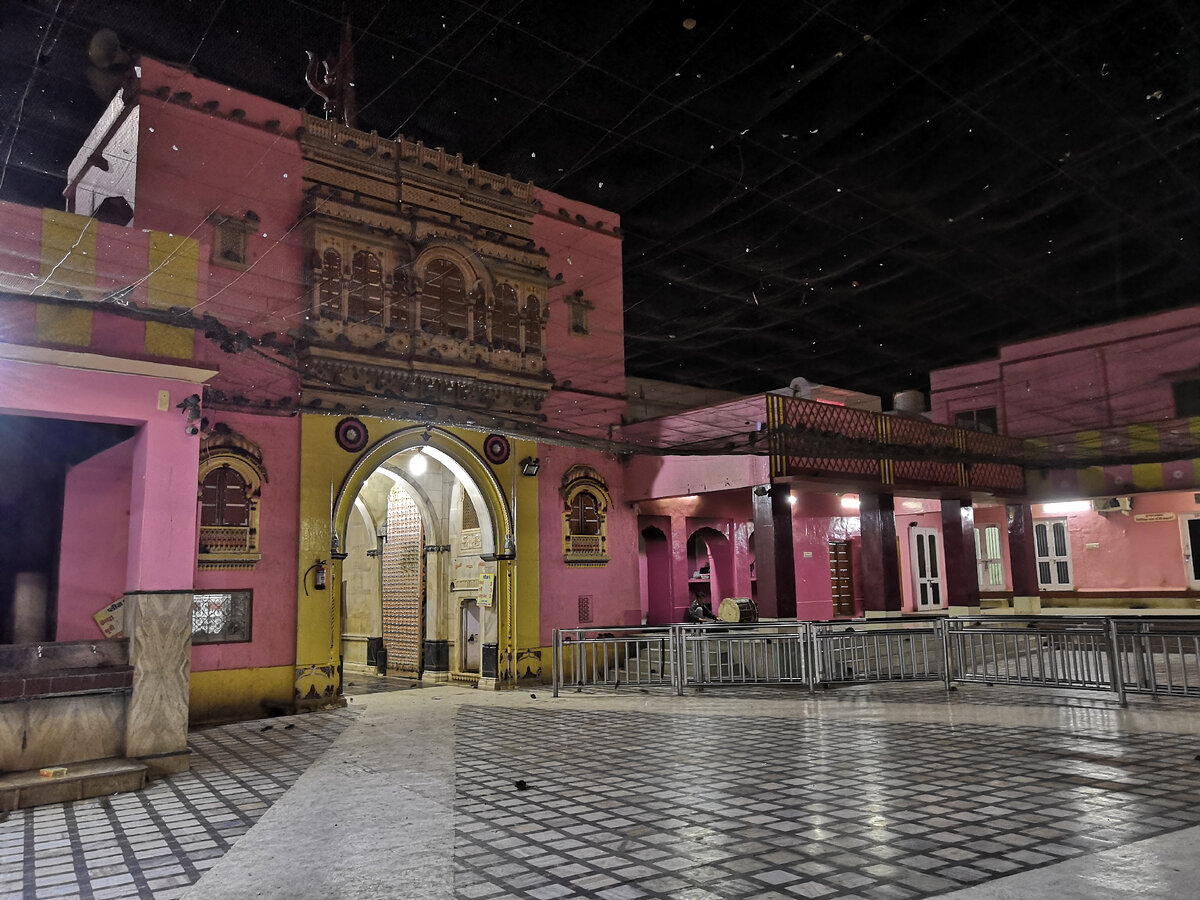              В храме натянуты сетки для защиты его «хозяев» - крыс от нападения пернатых.