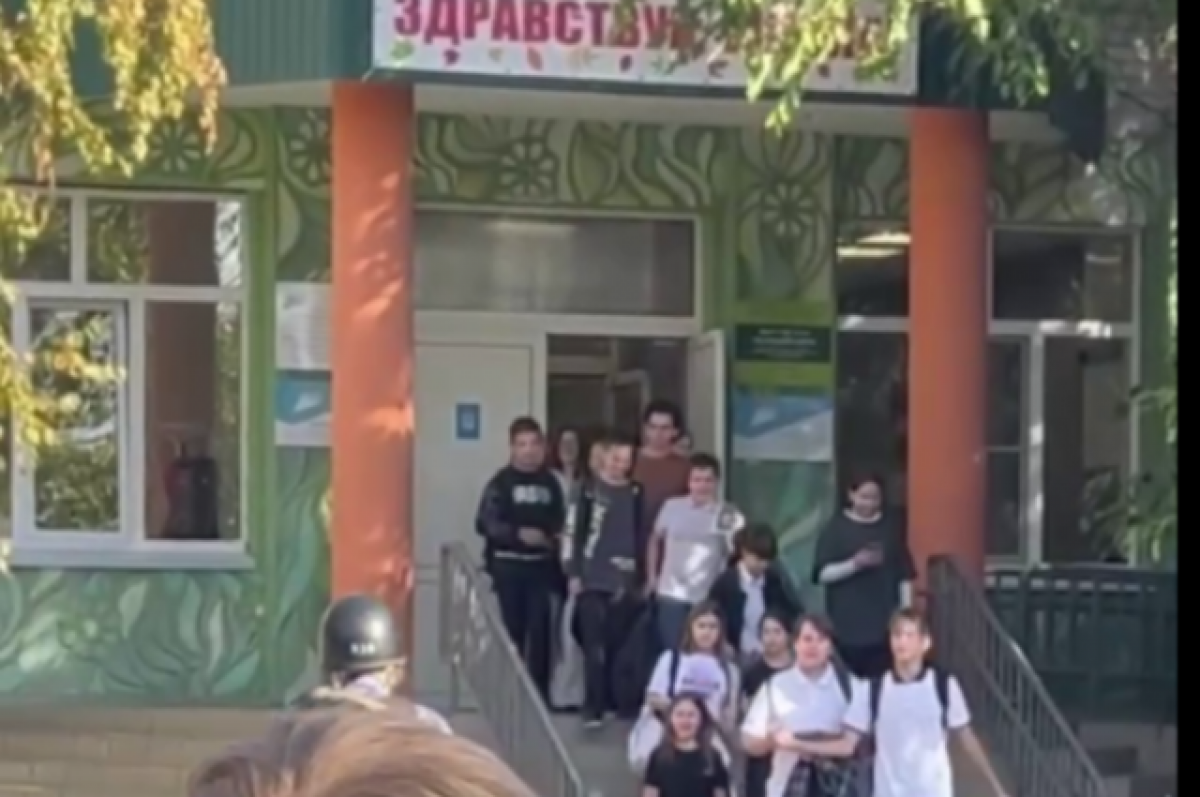    Что происходит в 14-й волжской школе, где учеников распустили по домам