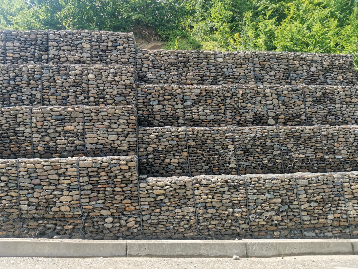 Вот такие габионы по ходу дороги. Фото автора