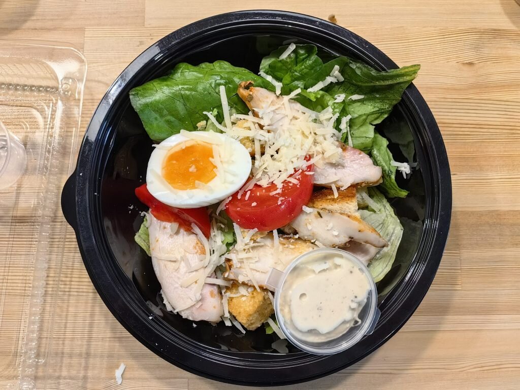 По факту вот так выглядит салат «Цезарь»…  📷
