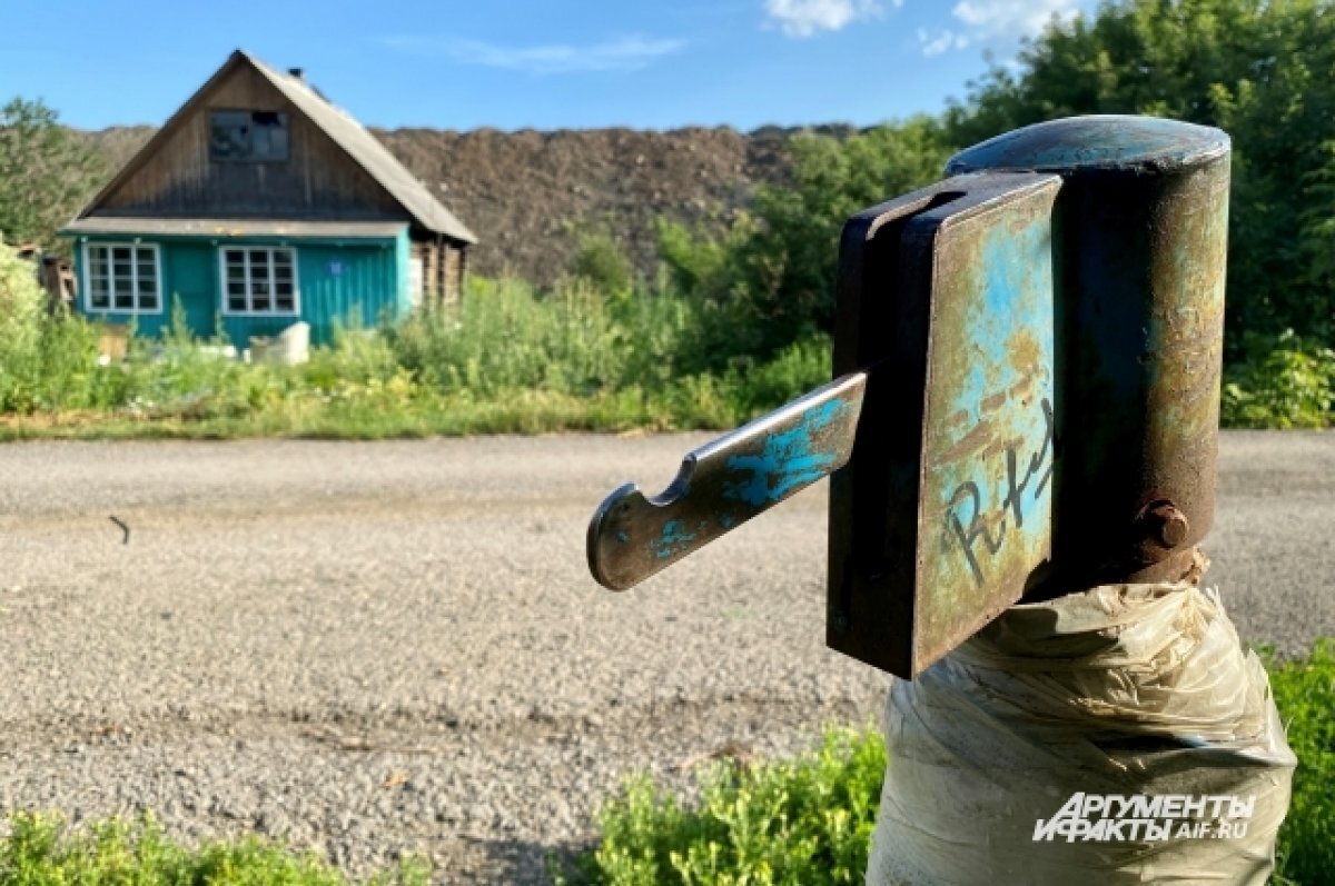    Дом, где ещё полтора года назад семья жила в полном составе, оказался заколочен и заброшен.