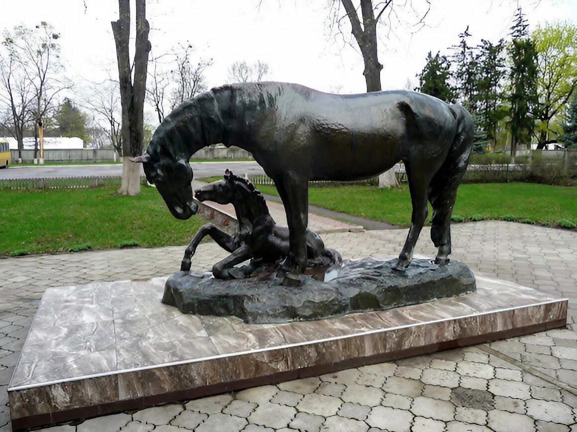 Памятник лошади с жеребёнком в посёлке Диброво Полтавской области. Фото из открытых источников.