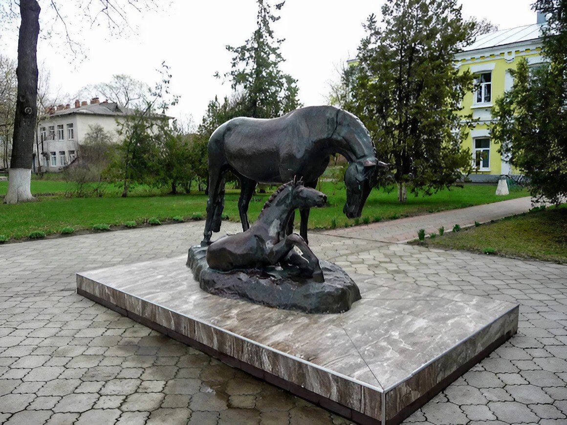 Памятник лошади с жеребёнком в посёлке Диброво Полтавской области.