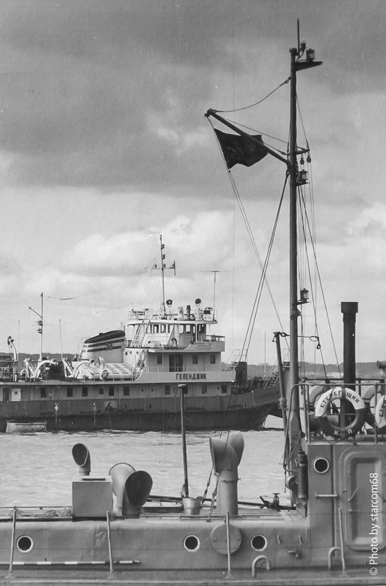 Фото 2. Буксир-толкач "Геленджик" пр.112 и служебно-вспомогательный катер "Стерегущий" пр.376 где-то на Каме в районе Перми