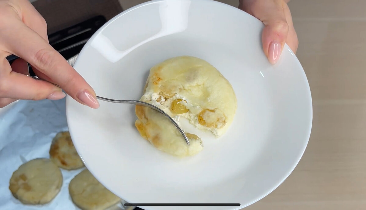 Готовый сочный сырник 😌