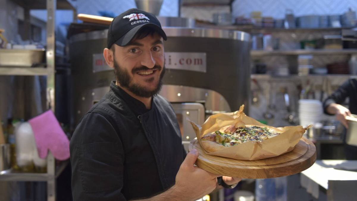    Гостям фестиваля предлагают хачапури с калужскими сырами / Фото: Наталья Феоктистова / Вечерняя Москва