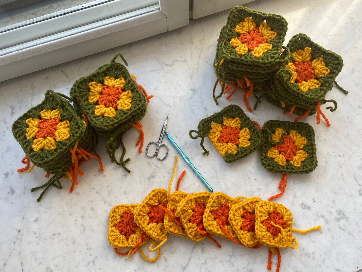 Фото автора канала. 200 грамм зелёной пряжи не хватило на 43 квадрата