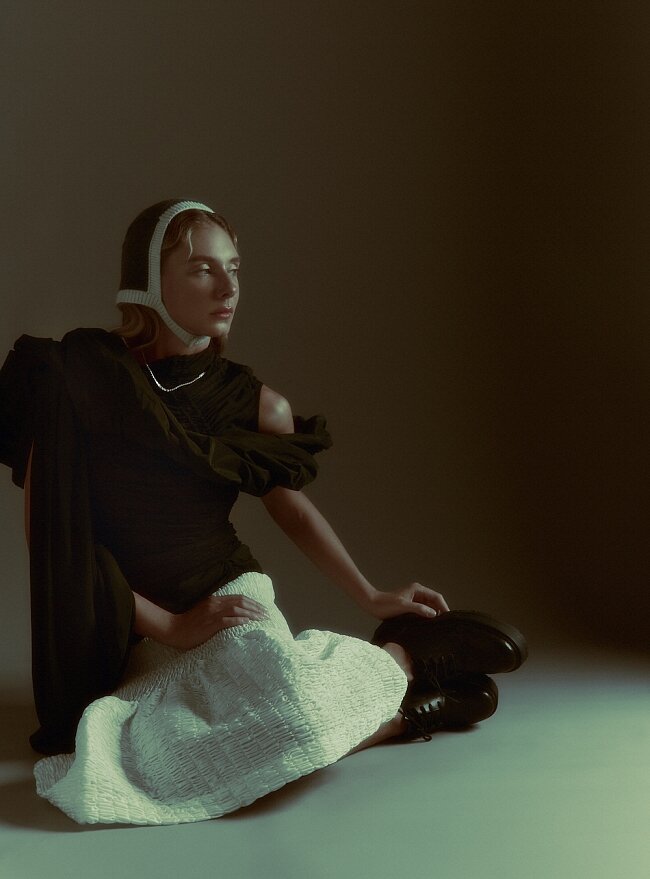 Дарья Попова. Топ, юбка, все — Dries Van Noten (ЦУМ); платье, Pinko; чепчик, WOS; лоферы, Geox; колье, золото, бриллианты, Parure Atelier
