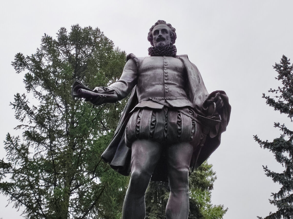 Памятник Мигелю де Сервантесу в Парке дружбы в Москве. Источник — dzen.ru/pa_myatnik