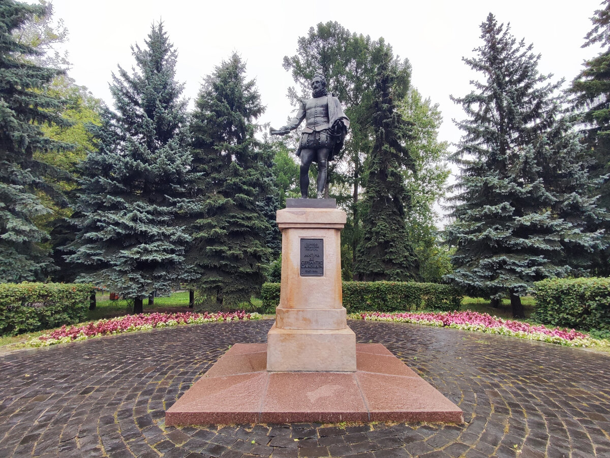Памятник Мигелю де Сервантесу в Парке дружбы в Москве. Источник — dzen.ru/pa_myatnik